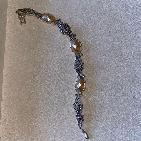 Various bracelets and bangles. All in fine condition​ - Picture 10 of 10